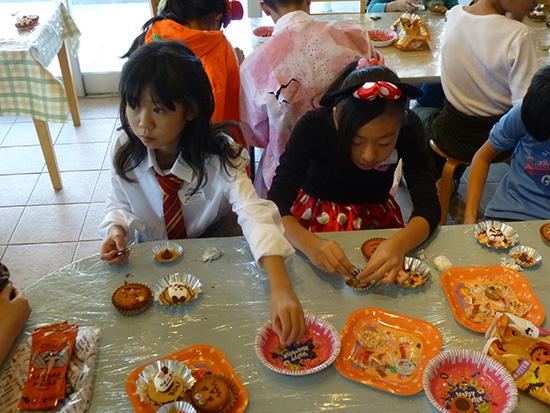 日曜日パーティーのお菓子作りです。今年はデコレーションマフィンを作りました。