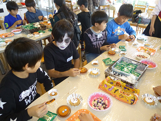 みんな色々なお菓子を使ってデコレーションを楽しみました。